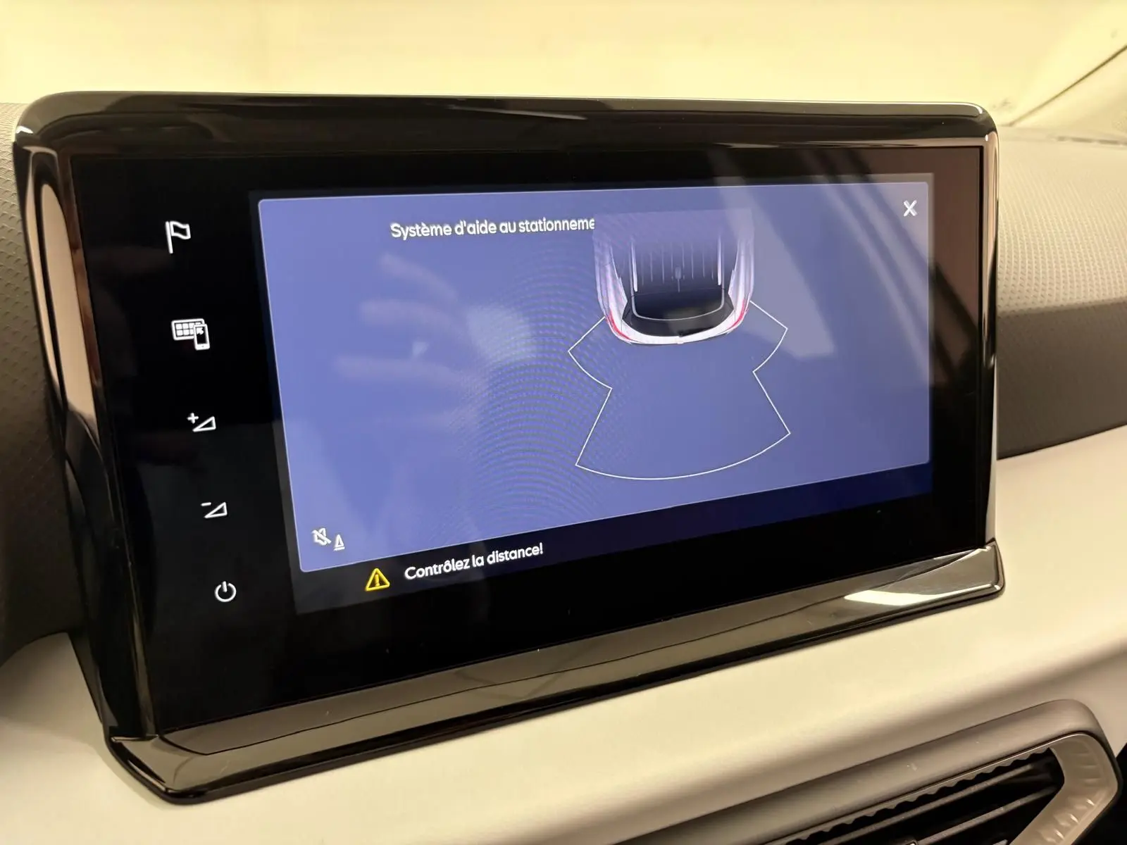 Écran tactile central du tableau de bord du SEAT Arona 2023 affichant l'aide au stationnement.