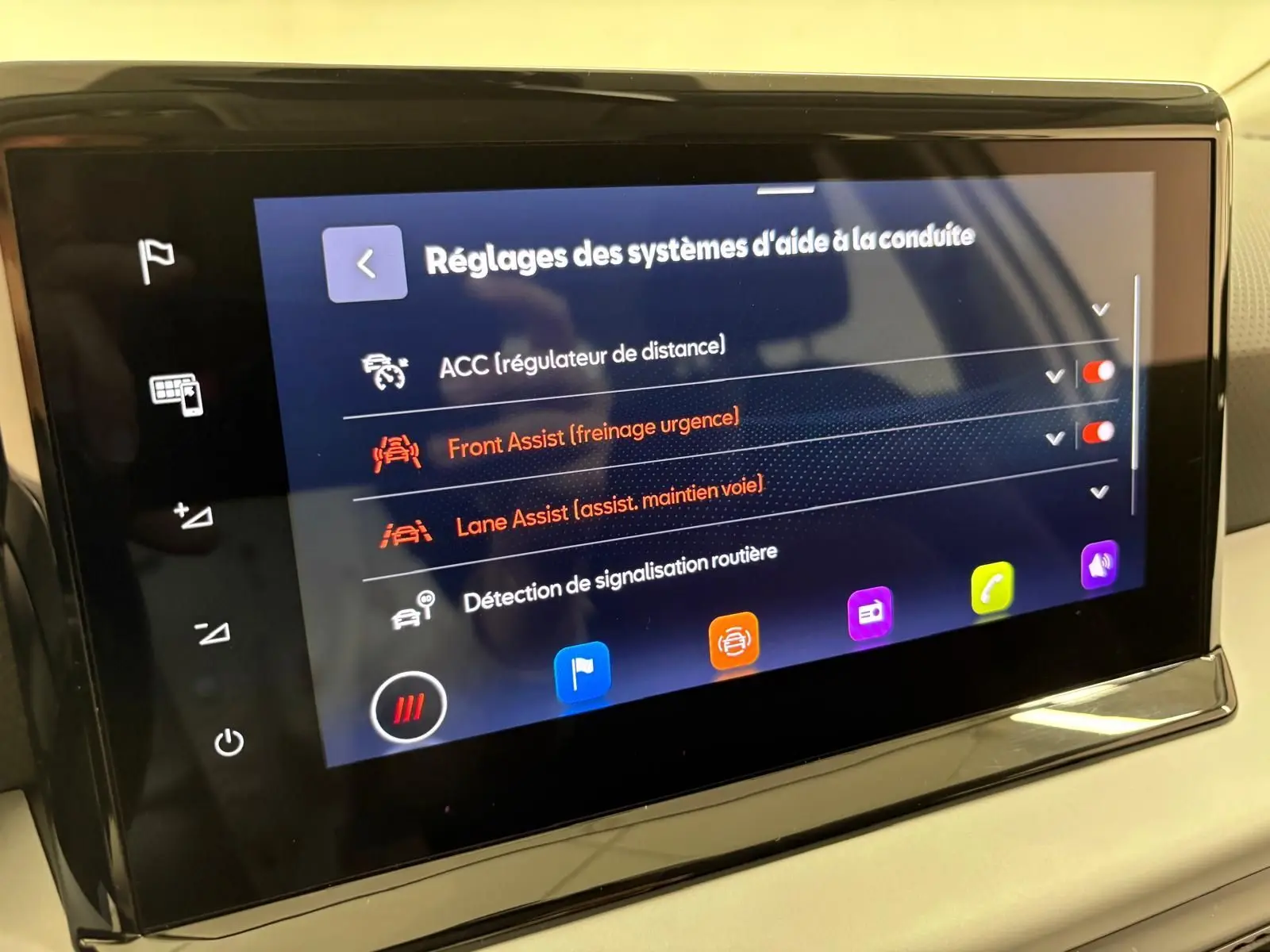 Écran tactile intérieur du SEAT Arona 2023 affichant les réglages des aides à la conduite.