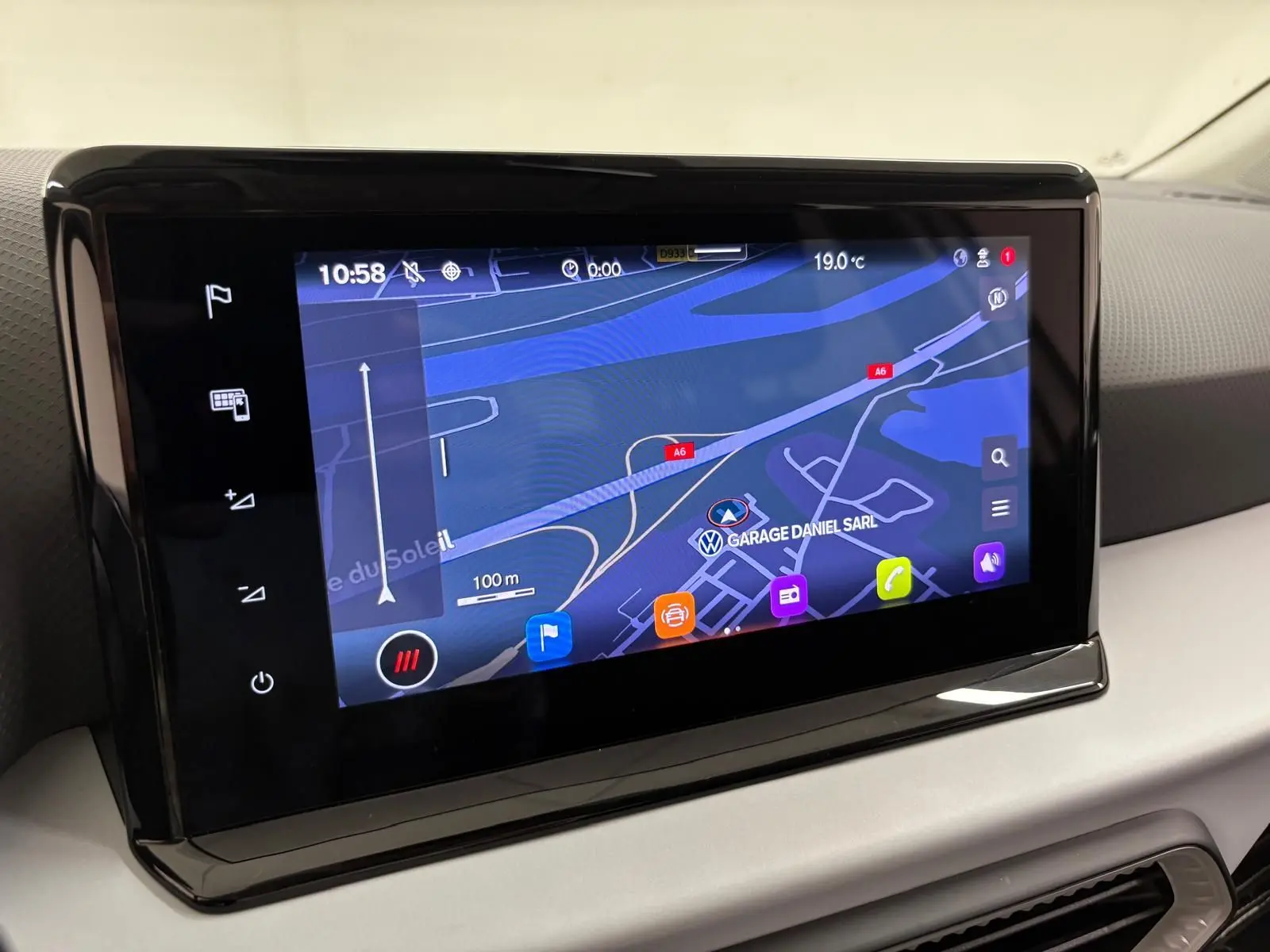Écran tactile central affichant la navigation dans l'habitacle clair d'une SEAT Arona 2023 finition Style Business.
