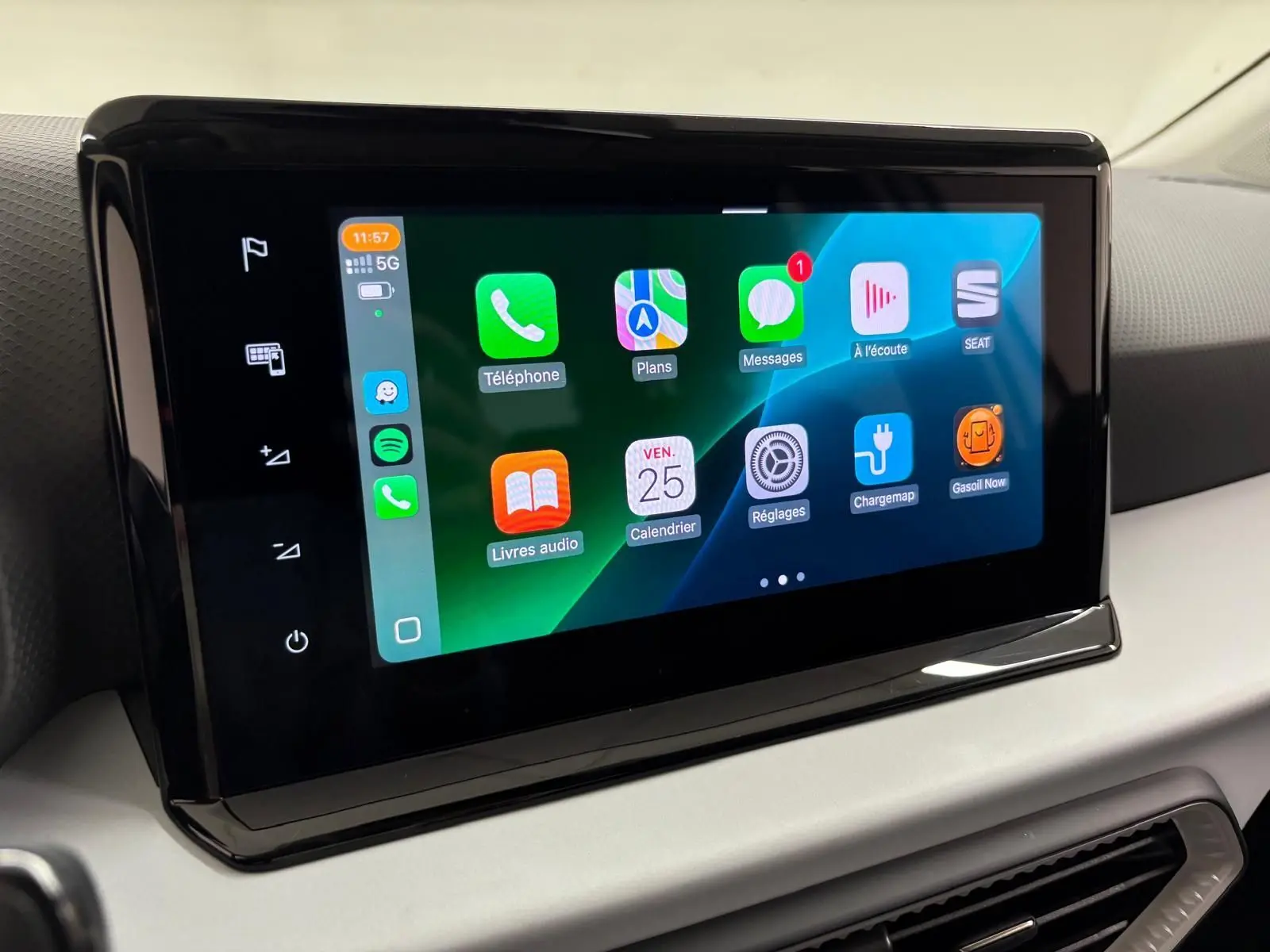 Écran tactile central du tableau de bord du SEAT Arona 2023 avec interface connectée et commandes tactiles latérales.