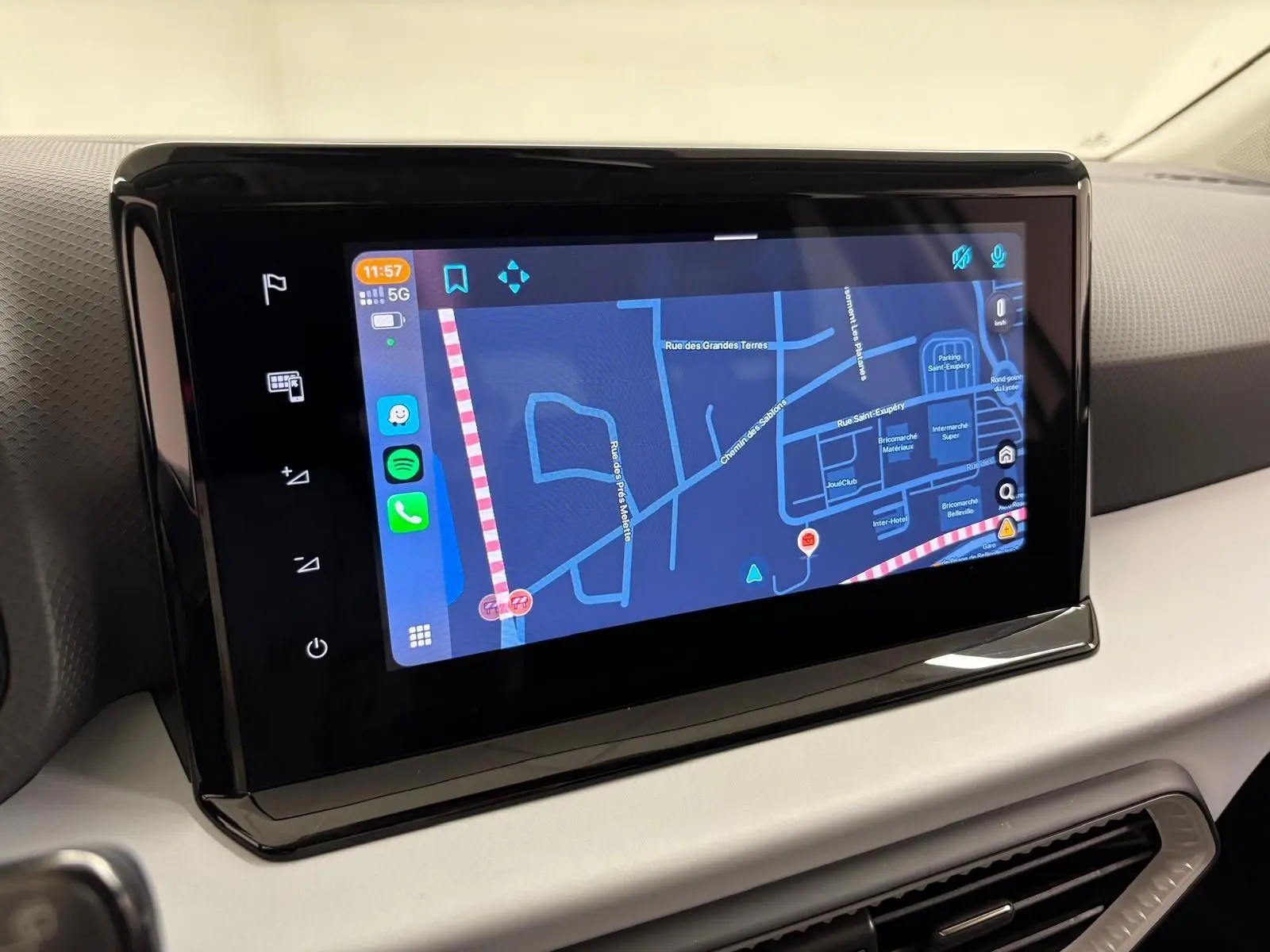 Écran tactile central affichant la navigation dans l'habitacle clair du SEAT Arona 2023, finition Style Business.
