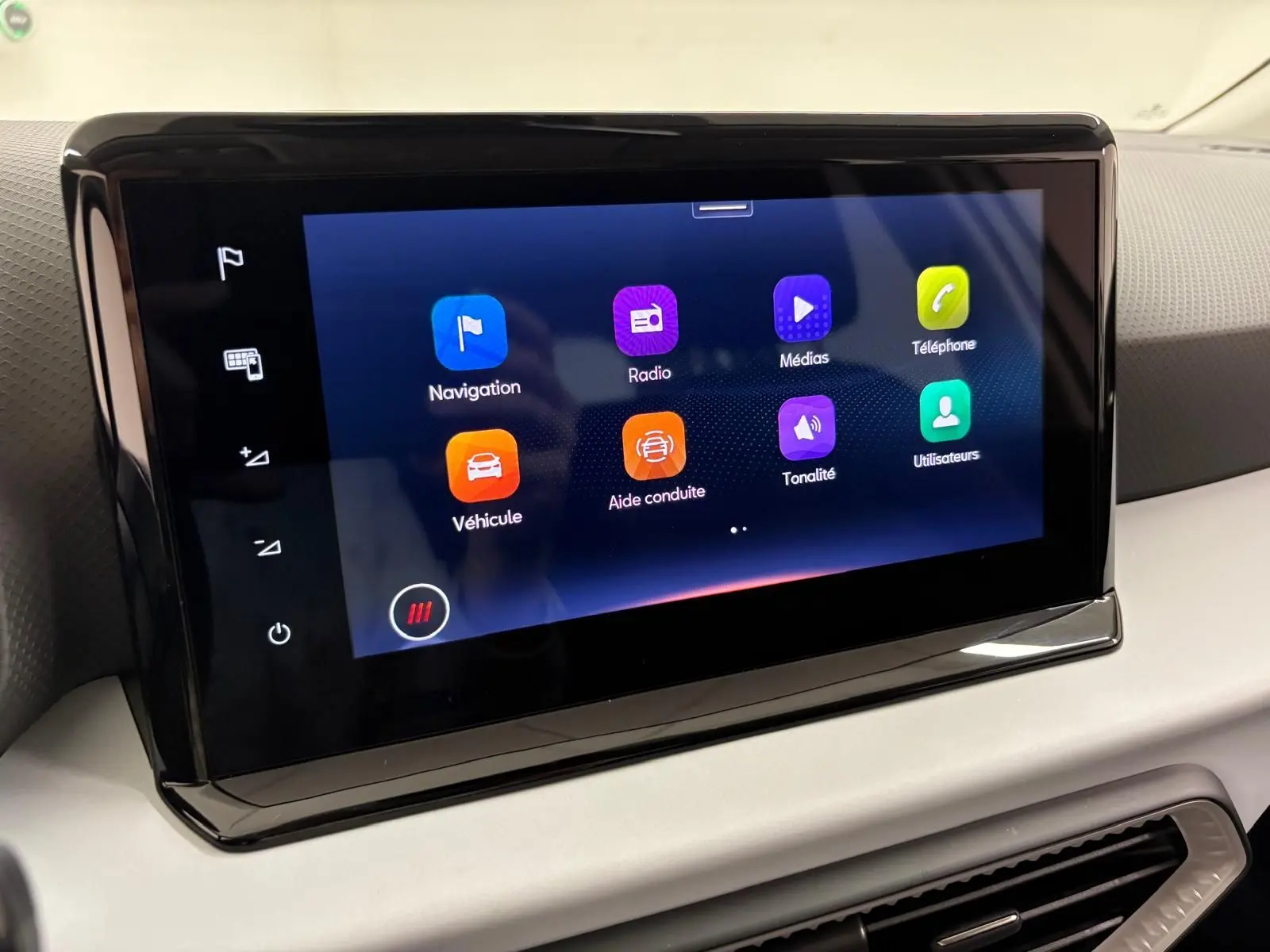 Écran tactile central du tableau de bord du SEAT Arona 2023 avec interface multimédia colorée.