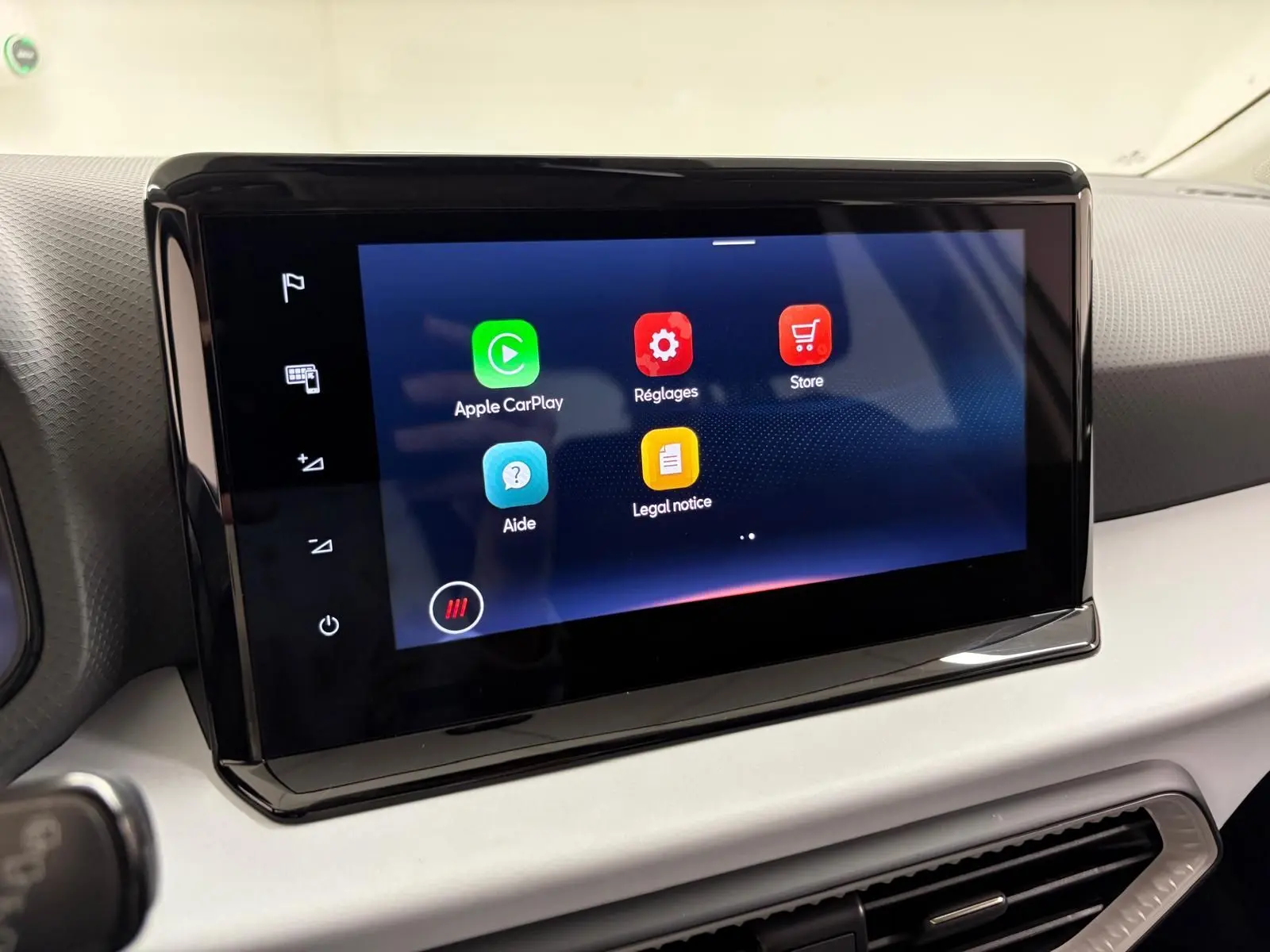 Écran tactile central du tableau de bord du SEAT Arona 2023 affichant les options Apple CarPlay et réglages.