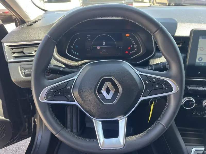 Vue rapprochée du volant cuir noir et du tableau de bord numérique de la Renault Clio 1.6 E-Tech 140ch Business 2020.