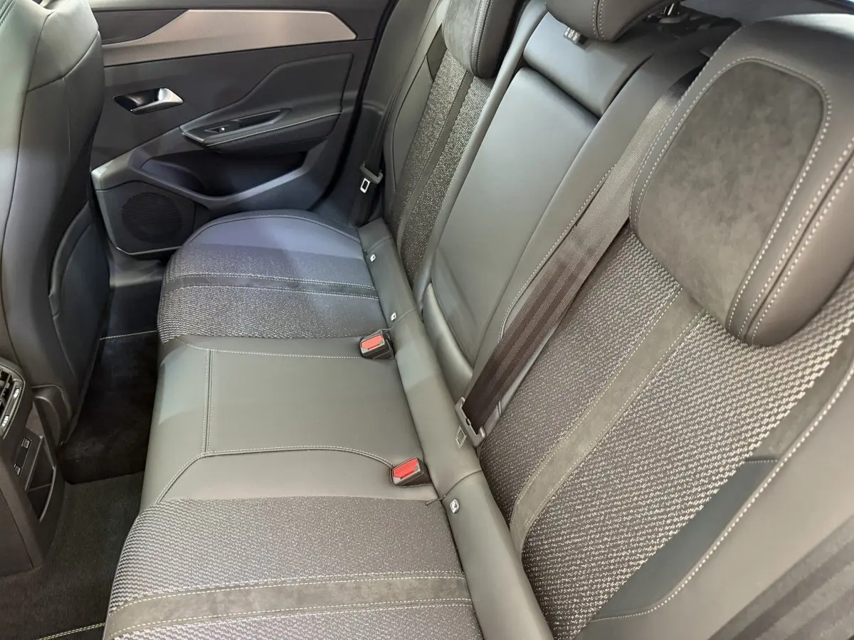Vue côté droit de la banquette arrière grise en tissu et cuir du Peugeot 308 Hybrid 136 e-DCS6 GT 2024.