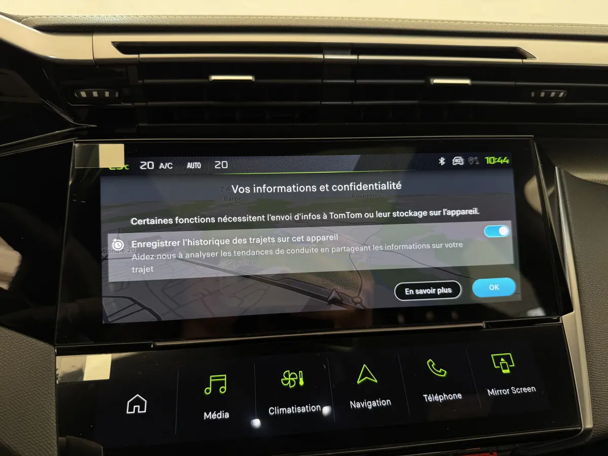 Écran tactile central du tableau de bord de la Peugeot 308 Hybrid 136 e-DCS6 GT blanc, affichant les options de confidentialité et navigation.