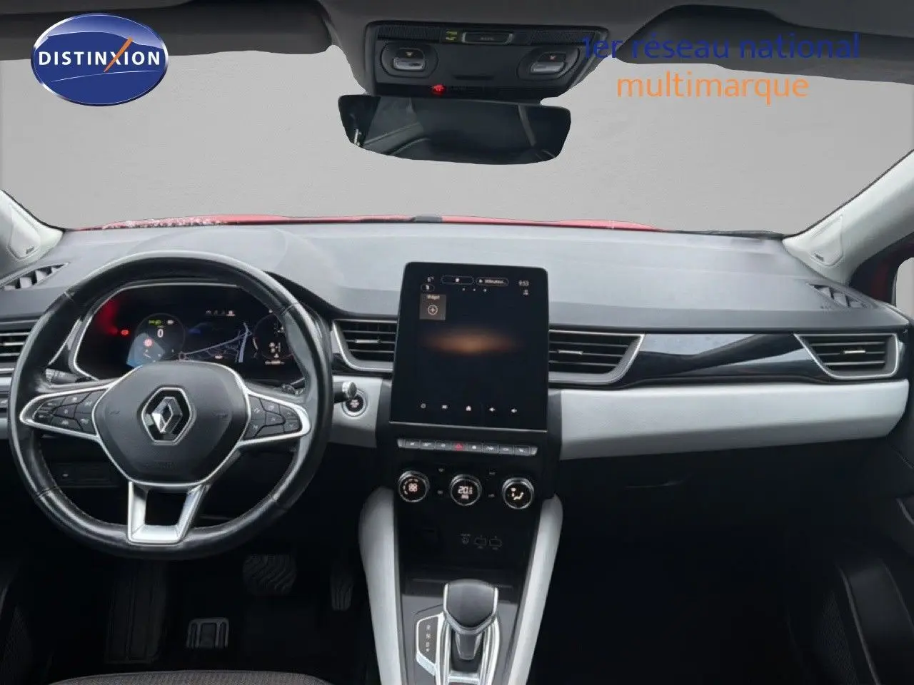 Vue intérieure avant du Renault Captur rouge flamme 2020, avec tableau de bord moderne et écran tactile vertical.