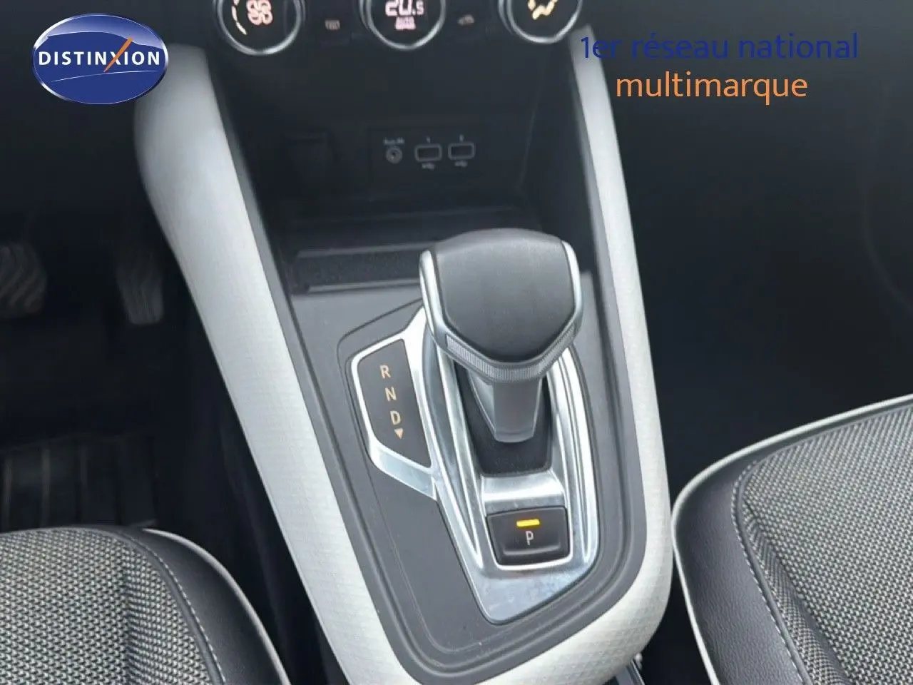 Gros plan sur la commande de boîte automatique du Renault Captur 1.3 TCE 155, intérieur noir et gris.