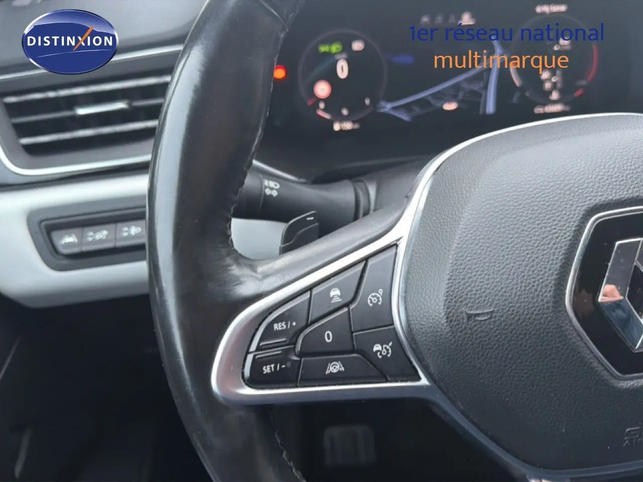 Gros plan sur le volant multifonction du Renault Captur 1.3 TCE 155 EDC Edition One, intérieur noir.