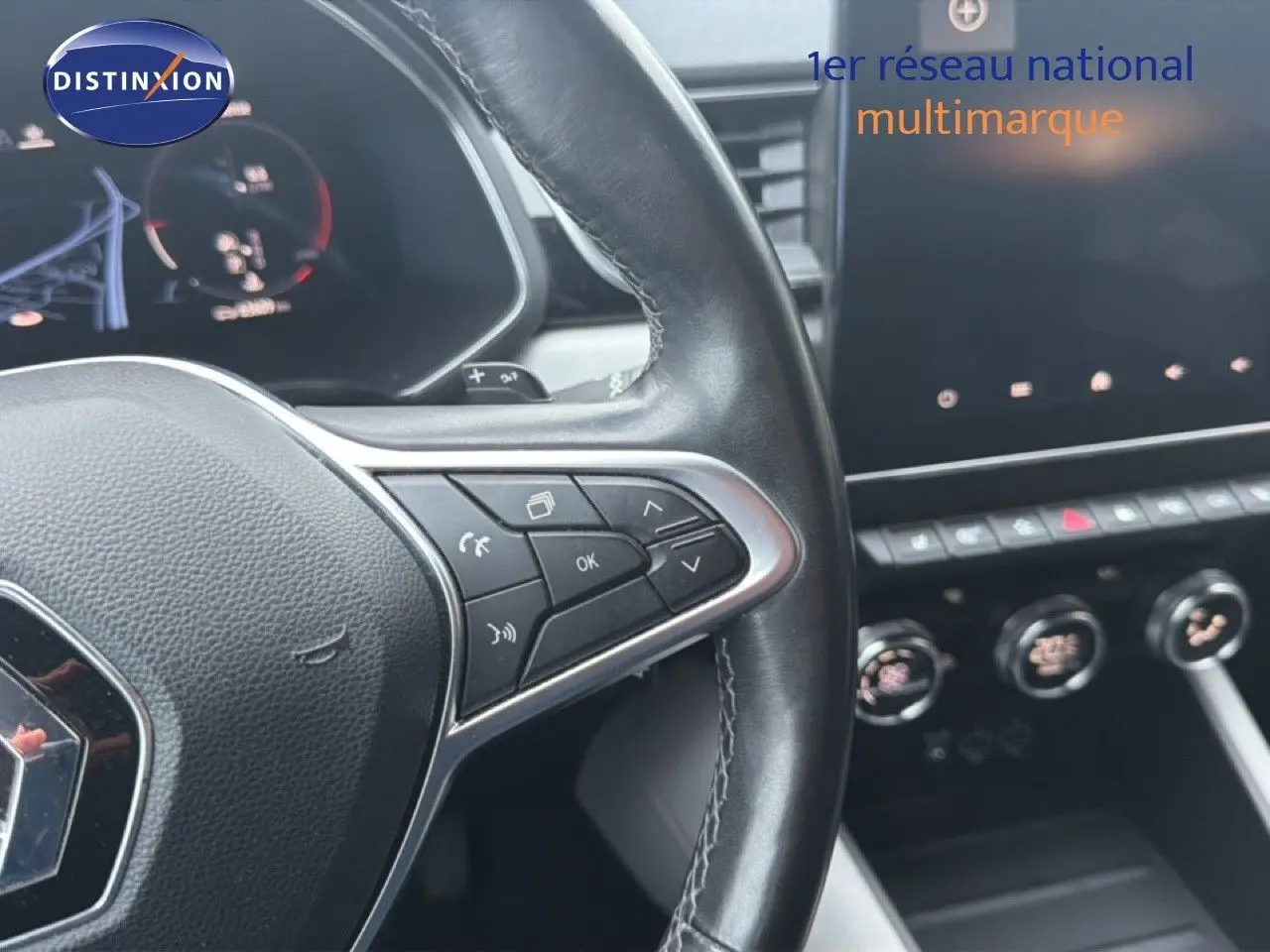 Vue rapprochée du volant et de la console centrale du Renault Captur 1.3 TCE 155 EDC Edition One, intérieur noir.
