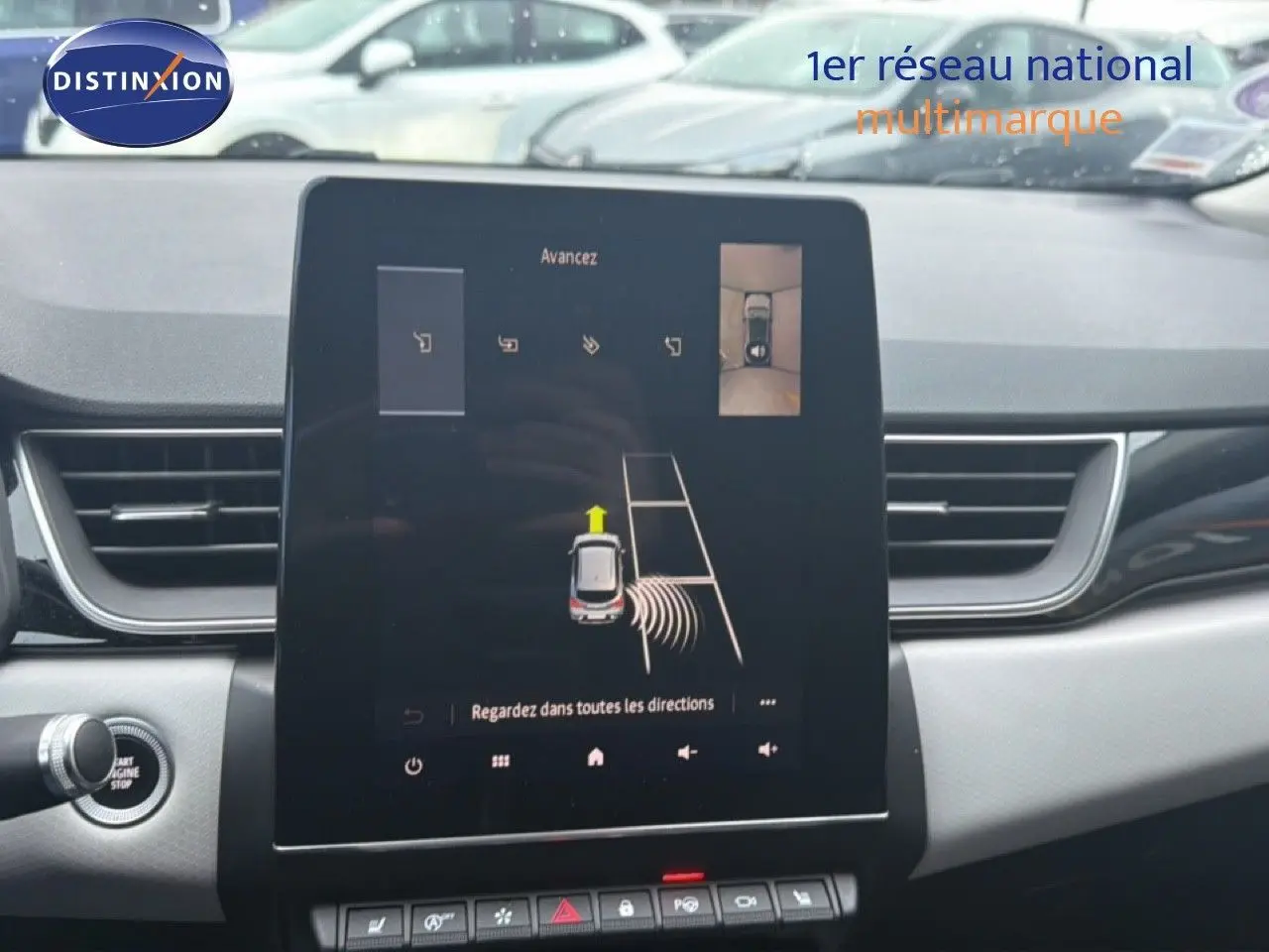 Vue rapprochée de l’écran central tactile du Renault Captur 2020 affichant l’aide au stationnement.