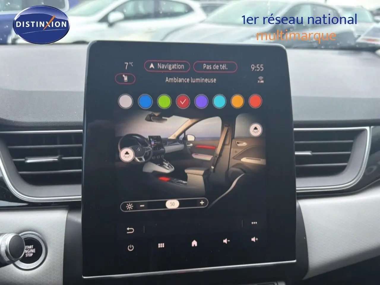 Écran tactile central du Renault Captur 2020 montrant l'ambiance lumineuse intérieure avec options de couleurs.