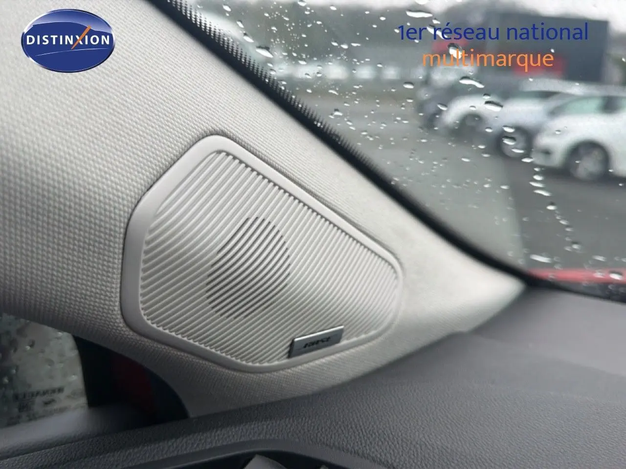 Haut-parleur Bose intégré côté gauche du tableau de bord d’un Renault Captur Rouge Flamme, vue intérieure rapprochée.