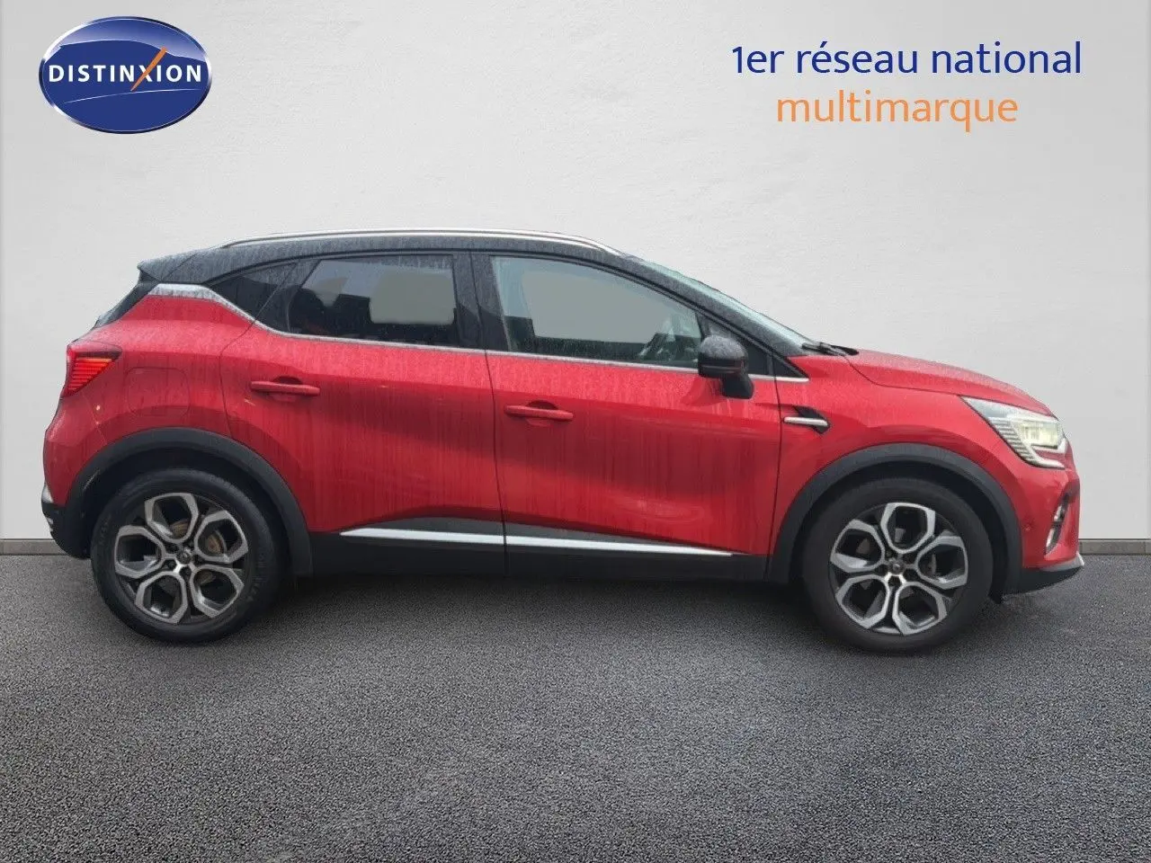 Profil droit du Renault Captur rouge flamme 2020 avec toit noir et jantes alliage bicolores.