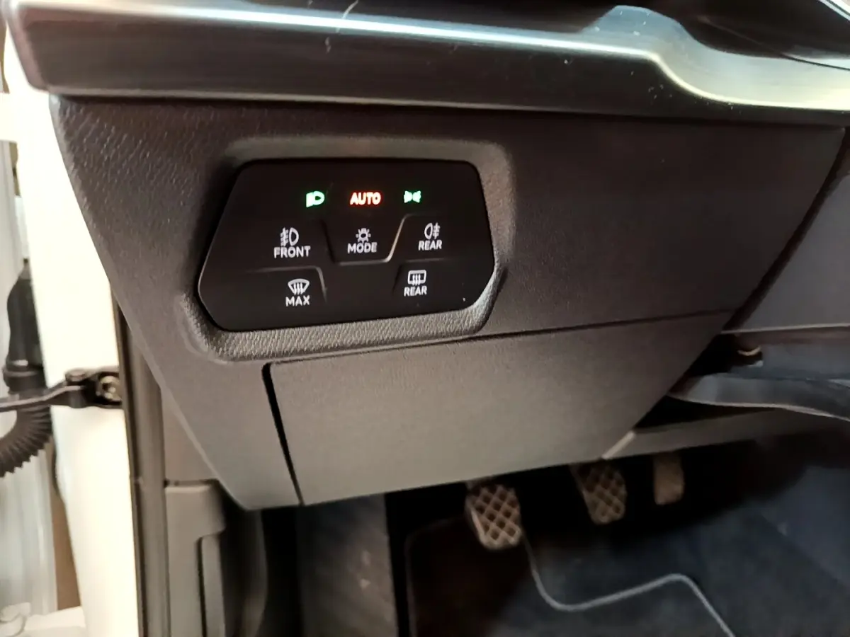 Gros plan sur les commandes d’éclairage et désembuage côté gauche du tableau de bord d’une CUPRA Formentor 2023.
