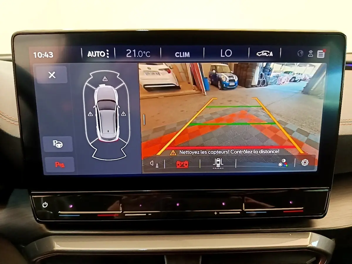 Écran tactile central du tableau de bord du CUPRA Formentor affichant la caméra de recul et l'aide au stationnement.