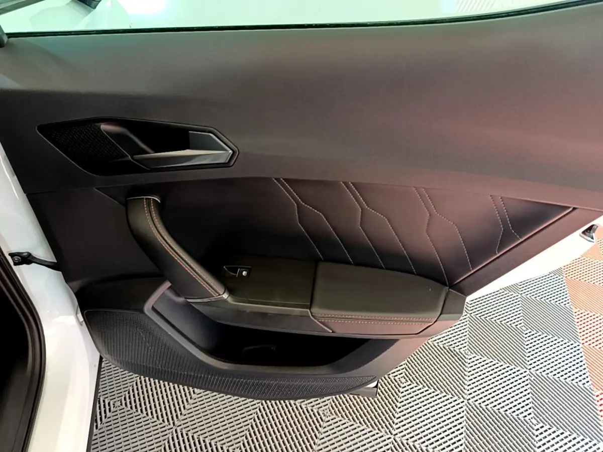 Vue intérieure côté gauche de la porte avant noire avec surpiqûres rouges du CUPRA Formentor 2023.