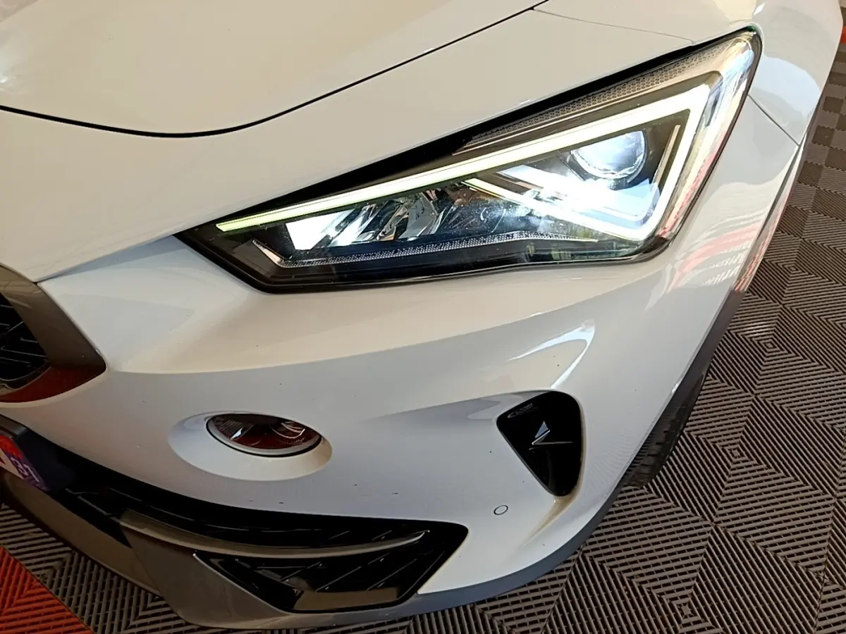 Gros plan sur le phare avant droit blanc du CUPRA Formentor 2023 avec éclairage LED et détails noirs contrastants.