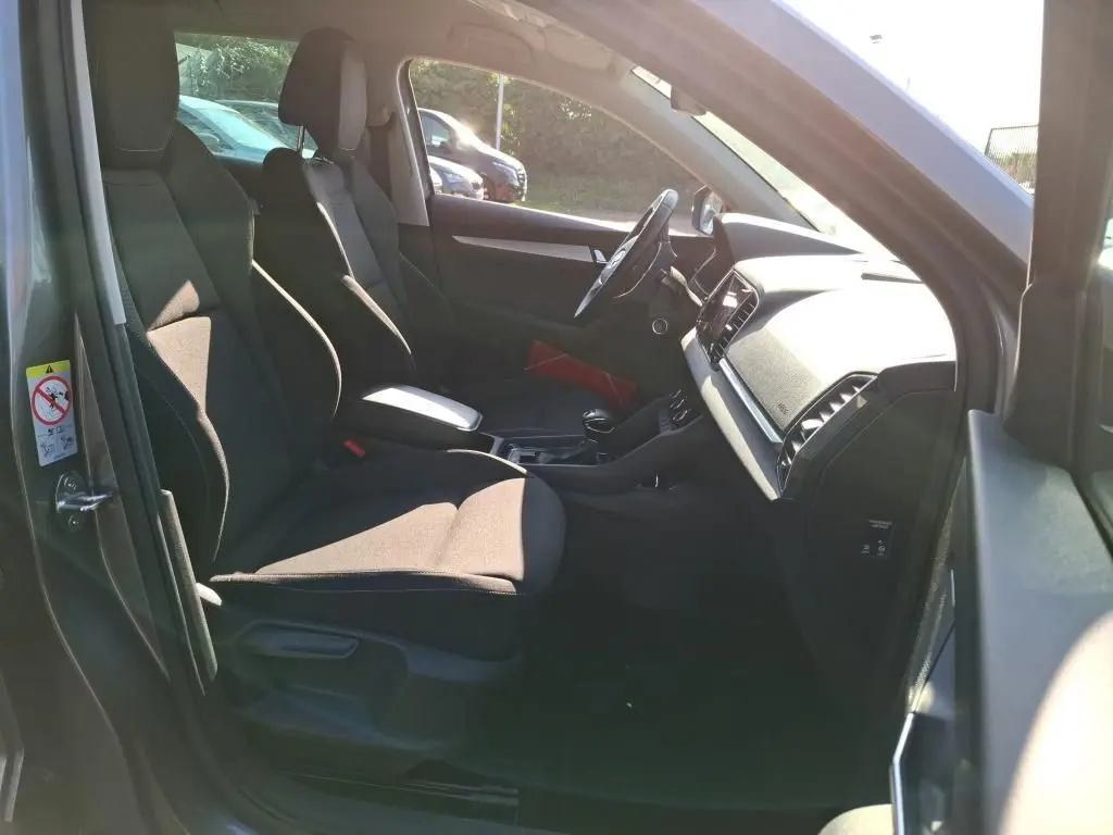 Gros plan sur la roue avant droite avec jante alu 17'' du Skoda Karoq gris 2023, détails du pneu Michelin visibles.