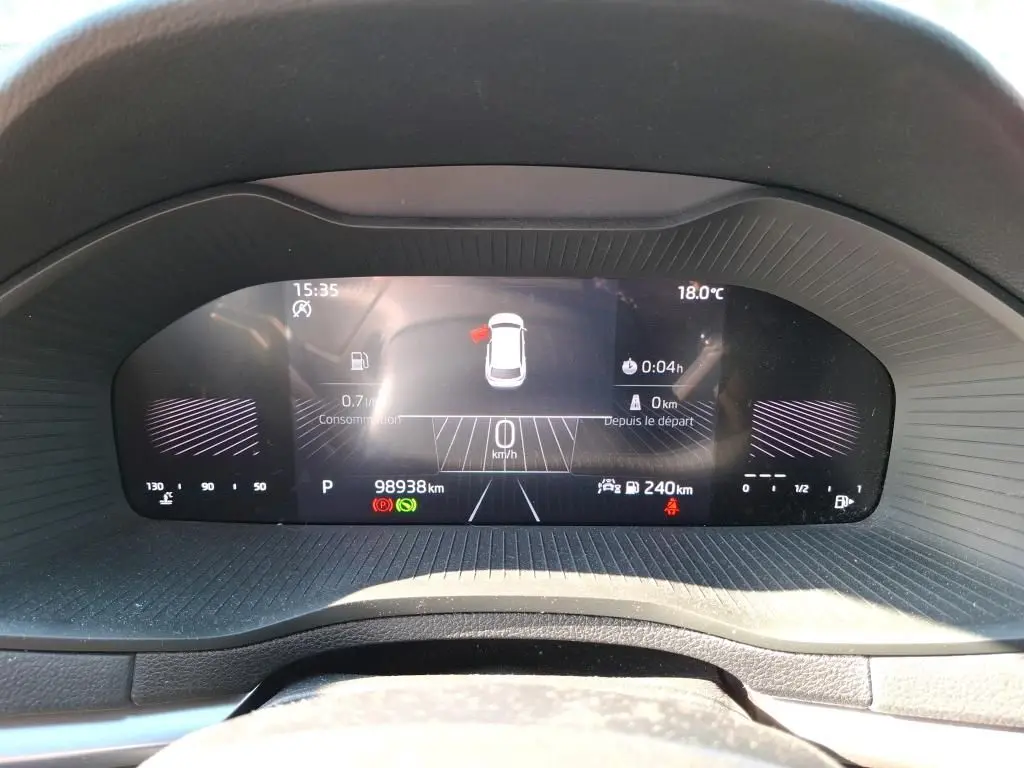 Gros plan sur la roue arrière droite du Skoda Karoq gris 2023 avec jante alu 17 pouces et logo central.