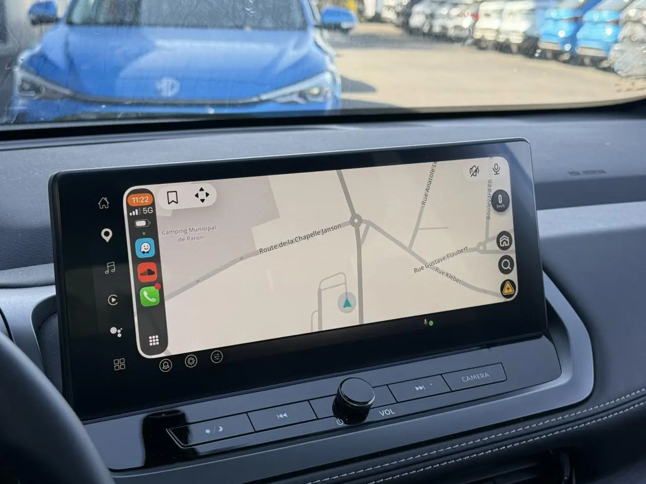 Écran tactile 12,3" du Nissan Qashqai 2025 affichant la navigation, vue intérieure avant.