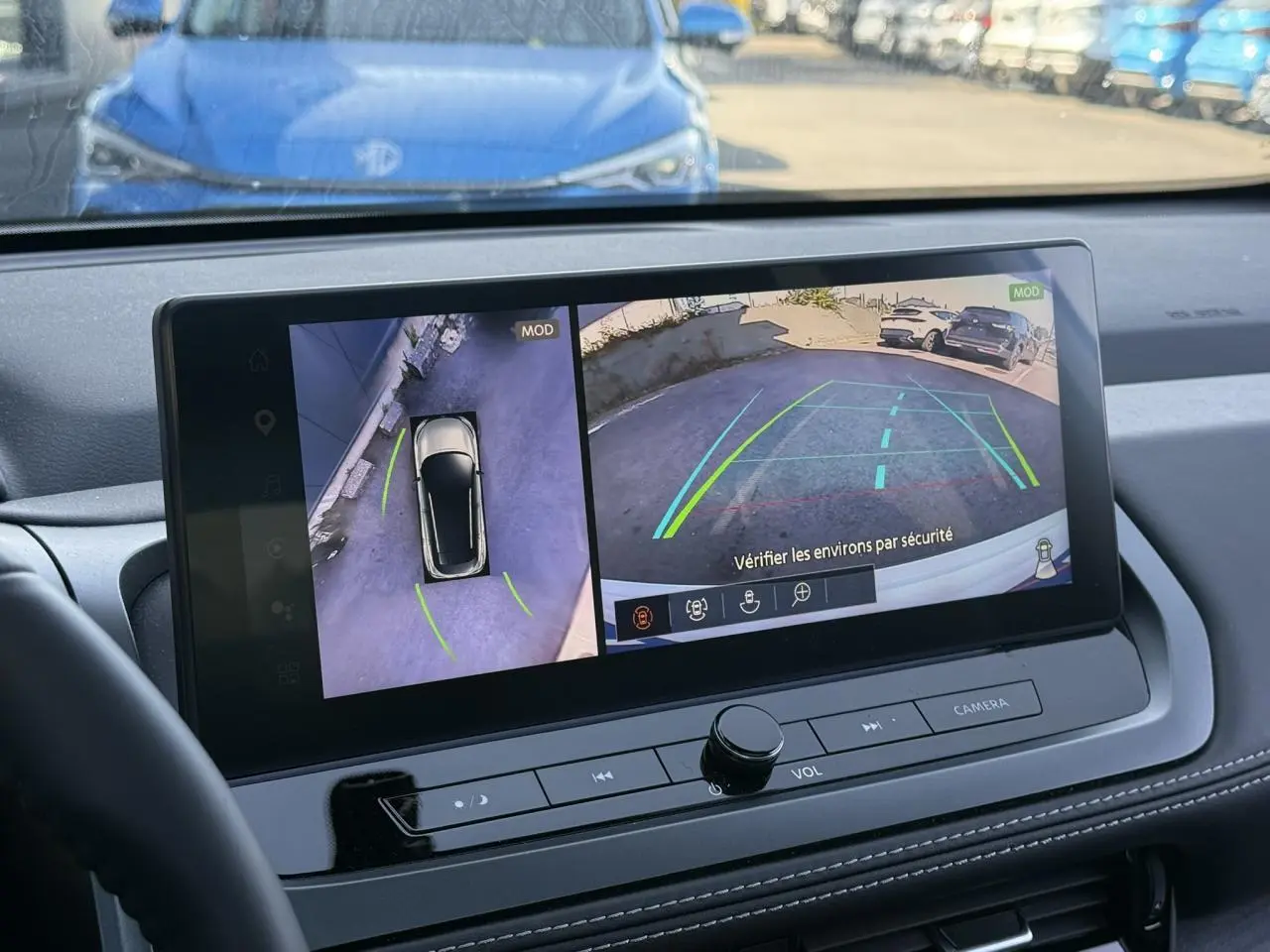 Écran tactile intérieur du Nissan Qashqai 2025 montrant la caméra 360° et vue arrière en stationnement.
