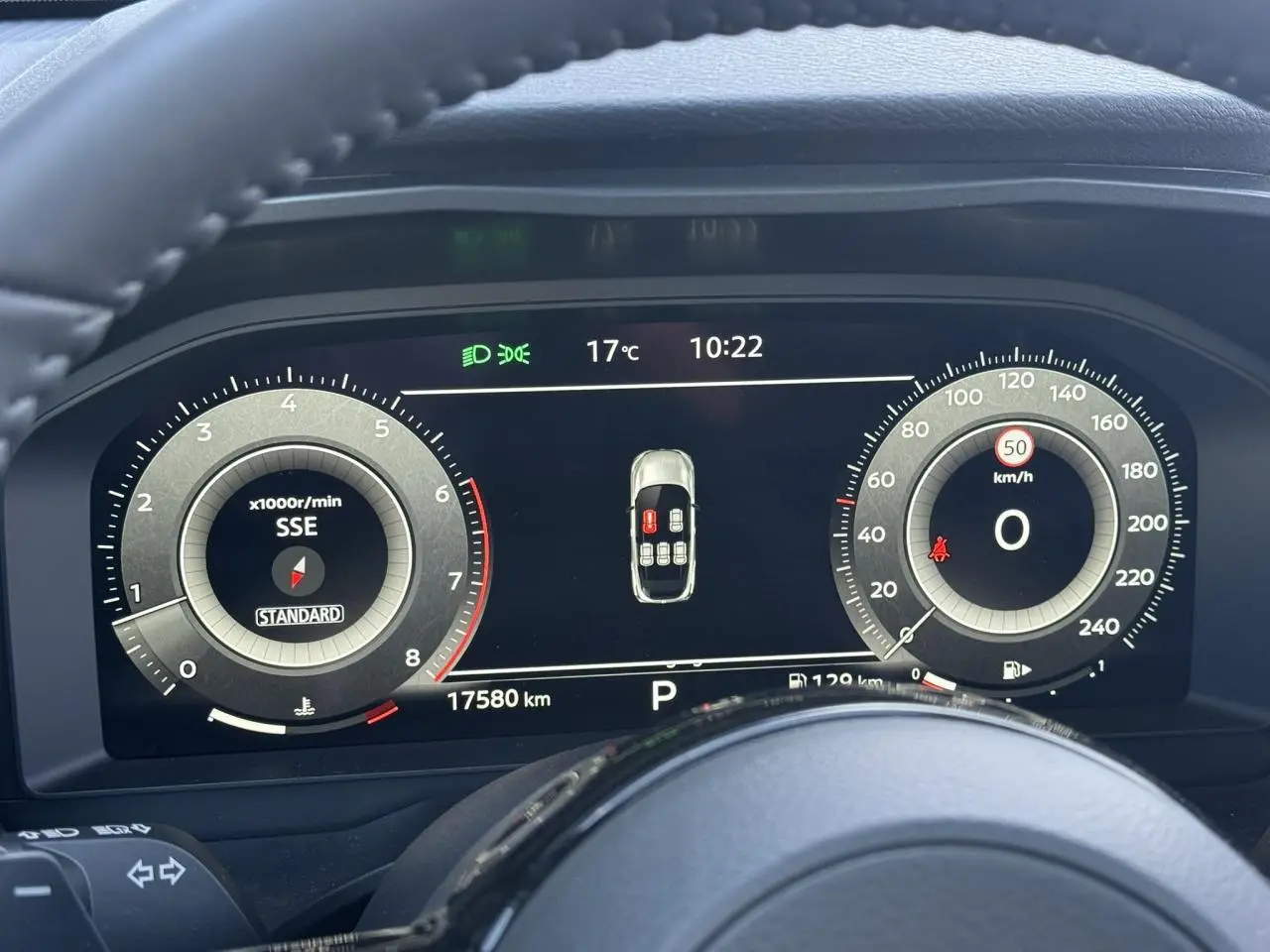 Vue rapprochée du tableau de bord numérique du Nissan Qashqai 2025, affichage vitesse et compte-tours, volant partiellement visible.