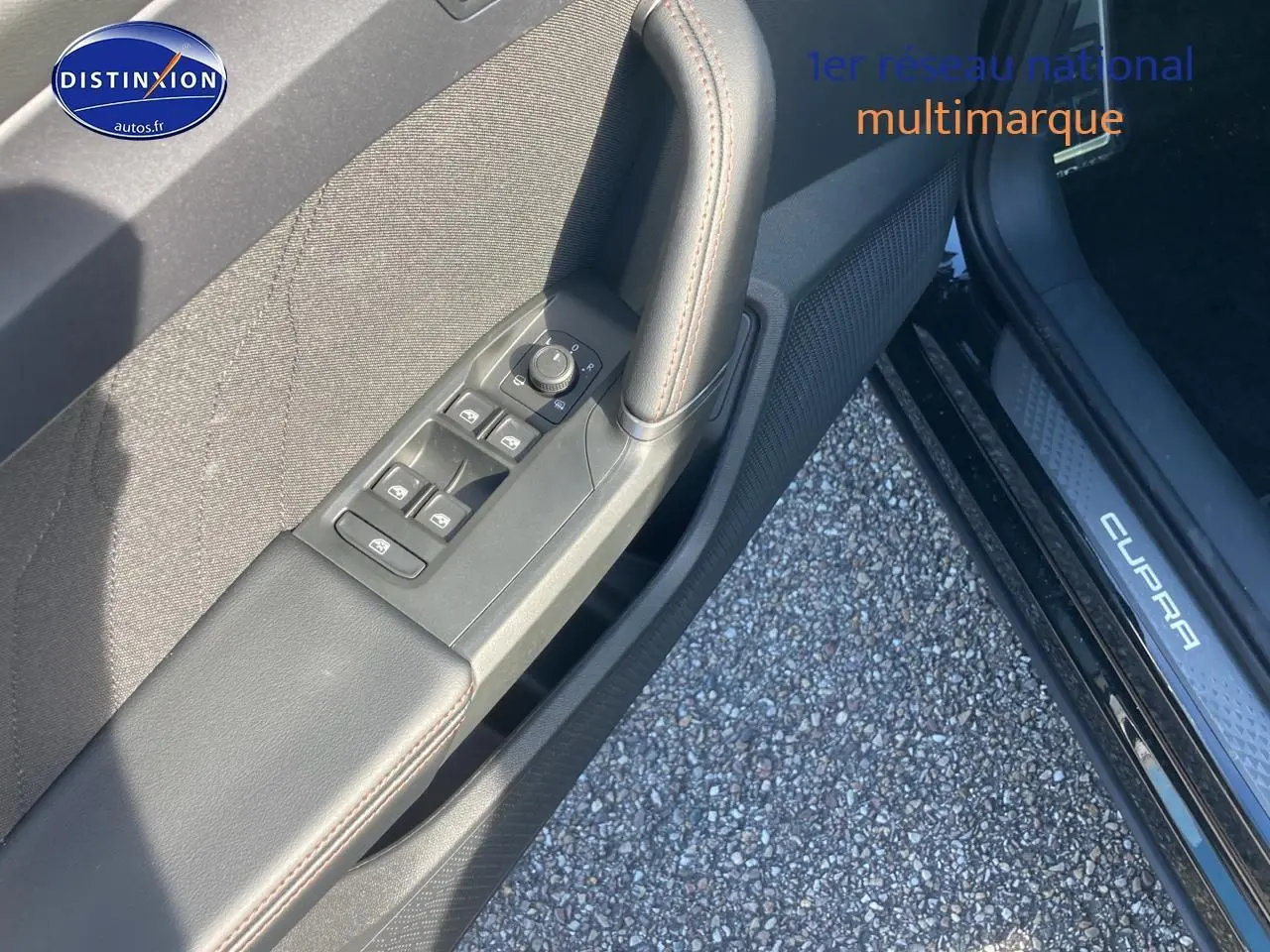 Vue rapprochée de la porte avant gauche noire midnight d’une CUPRA Formentor 2025 avec seuil de porte marqué CUPRA.