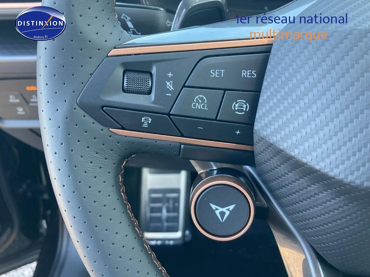 Gros plan sur le volant cuir perforé noir midnight du Cupra Formentor 2025 avec commandes multifonctions et logo central.