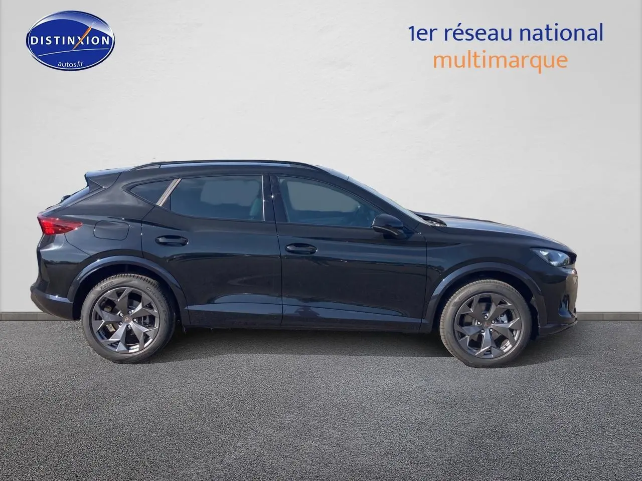 Vue de profil côté gauche d’un CUPRA Formentor 1.5 etsi hybrid noir midnight avec jantes alu 18 pouces.