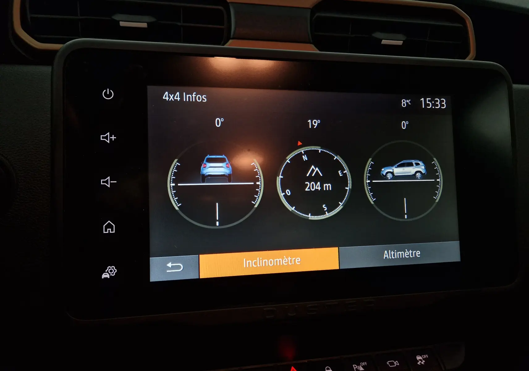 Écran tactile intérieur du Dacia Duster 2024 montrant l'inclinomètre et l'altimètre avec icônes du véhicule en bleu.