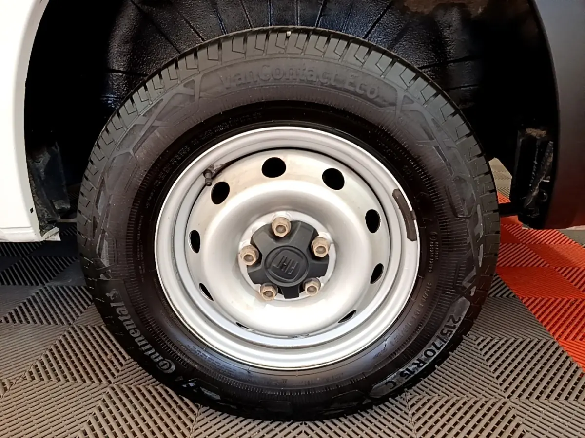Gros plan sur la roue avant droite blanche du FIAT Ducato Fourgon 2021 avec jante acier et pneu Continental noir.