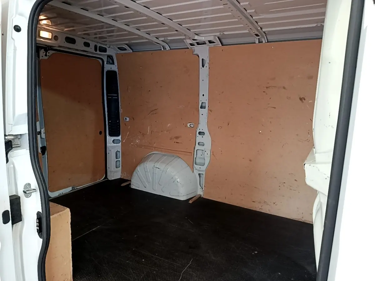 Vue intérieure arrière du fourgon blanc FIAT Ducato 2.3 Multijet 2021, montrant l'espace de chargement avec parois en bois.