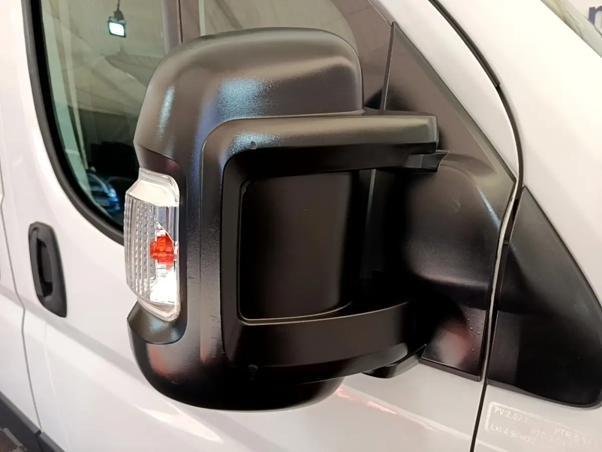 Gros plan sur le rétroviseur droit noir du FIAT Ducato Fourgon blanc, avec clignotant intégré visible.