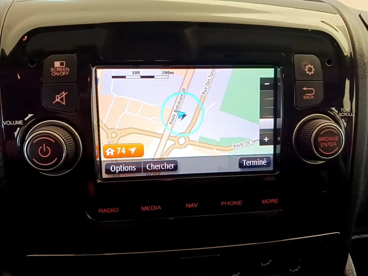 Écran tactile central du tableau de bord du Fiat Ducato Fourgon 2021 affichant une carte de navigation.