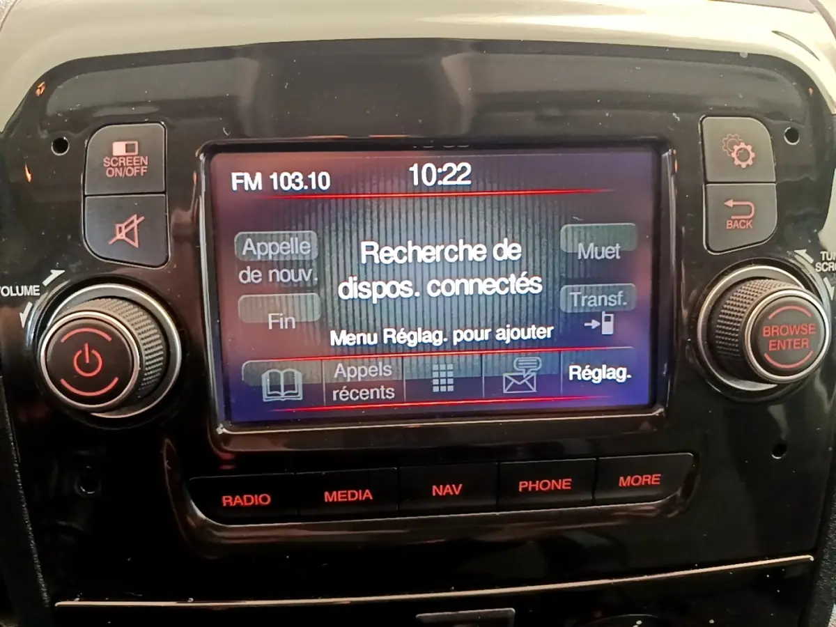 Gros plan sur l’écran tactile multimédia du Fiat Ducato Fourgon blanc, affichant la recherche de dispositifs connectés.