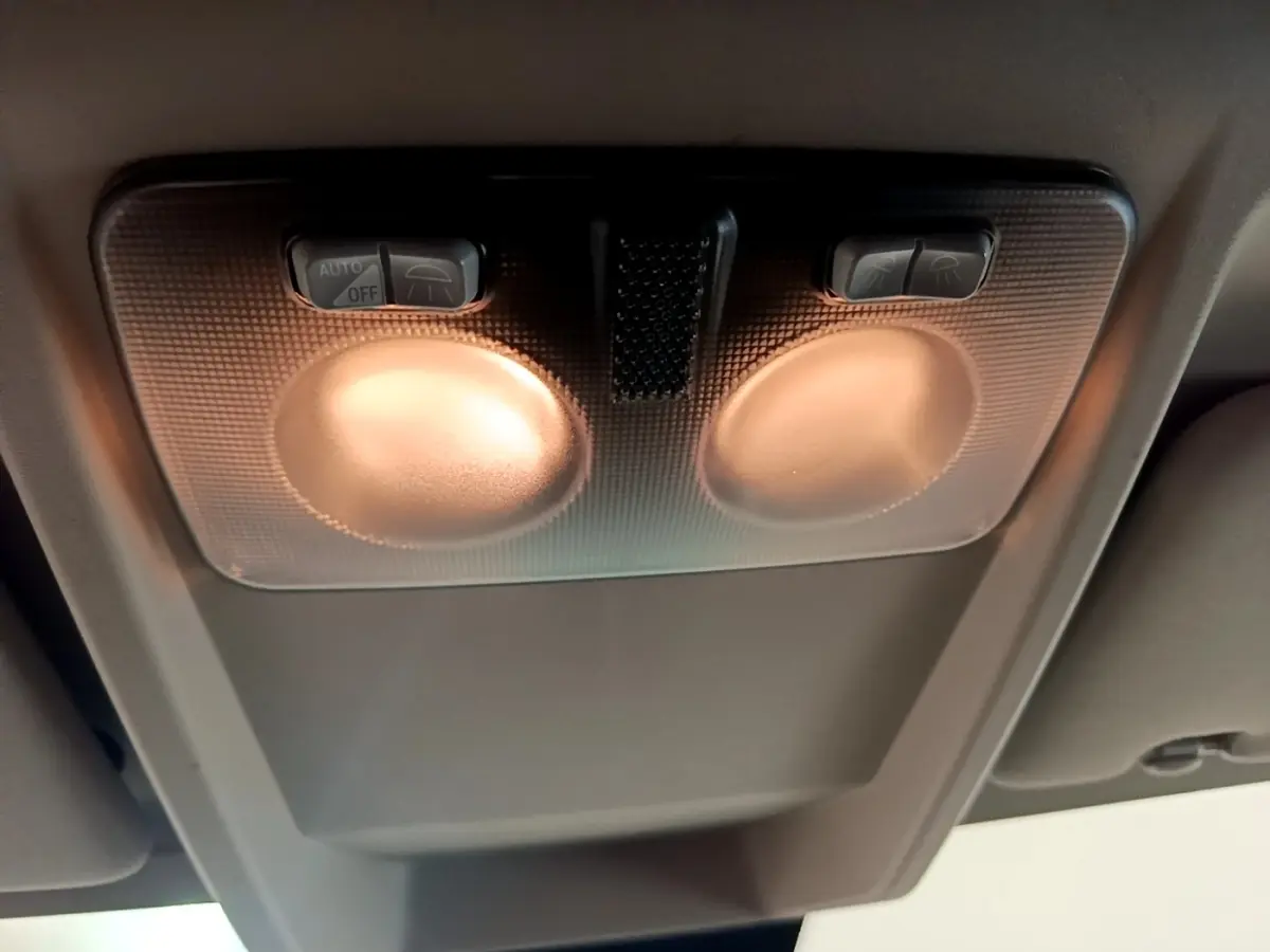 Plafonnier intérieur allumé avec boutons de commande, vue en gros plan du Fiat Ducato Fourgon blanc 2021.