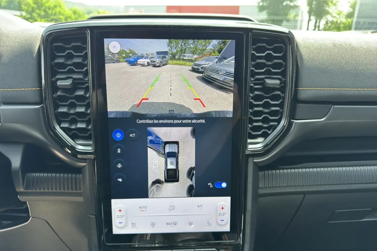 Vue intérieure centrée sur l'écran tactile du Ford Ranger Wildtrak X 2025 montrant la caméra 360° et l'aide au stationnement.