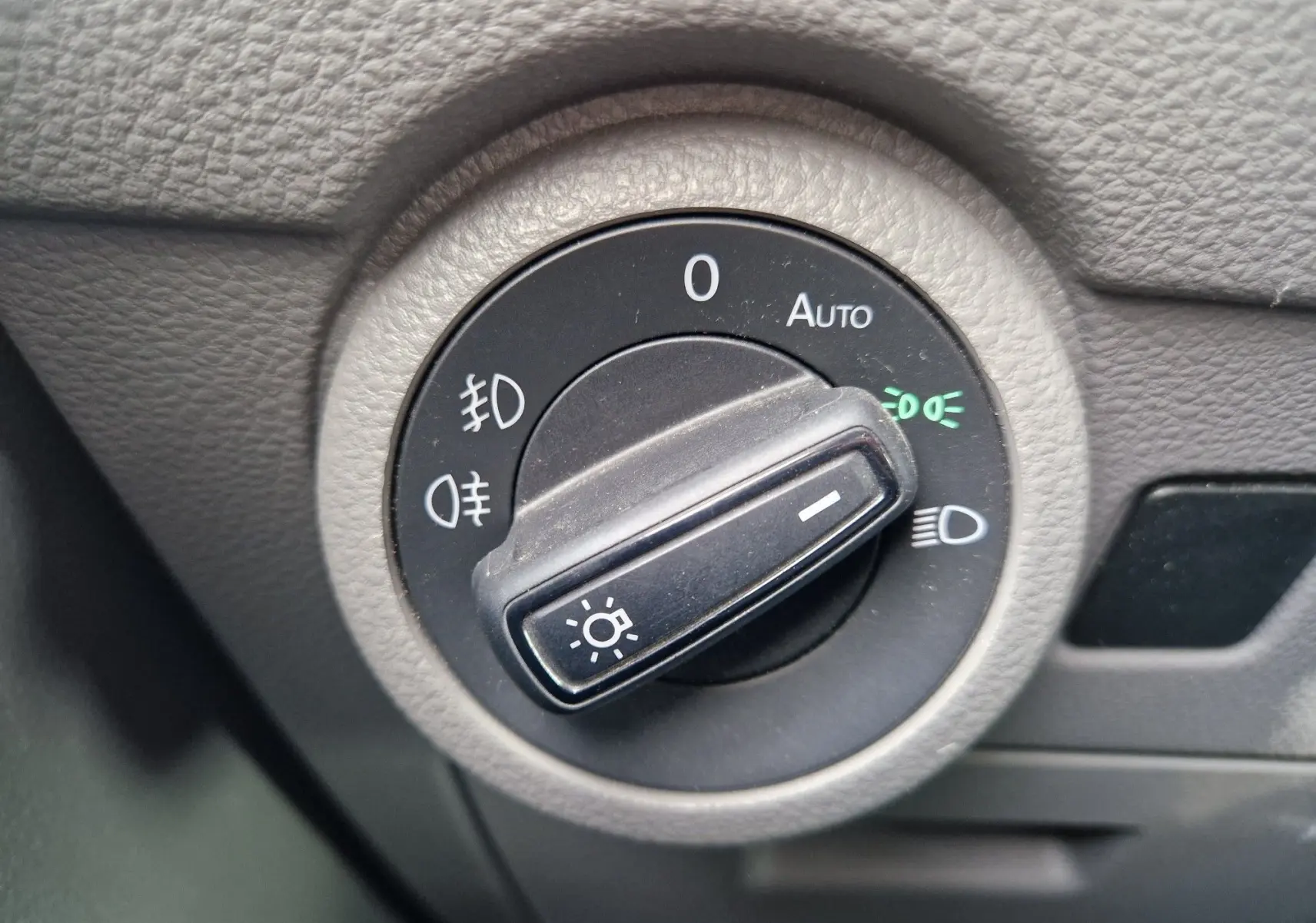 Gros plan sur le sélecteur d'éclairage intérieur du Volkswagen Transporter noir 2020 finition Business Line.