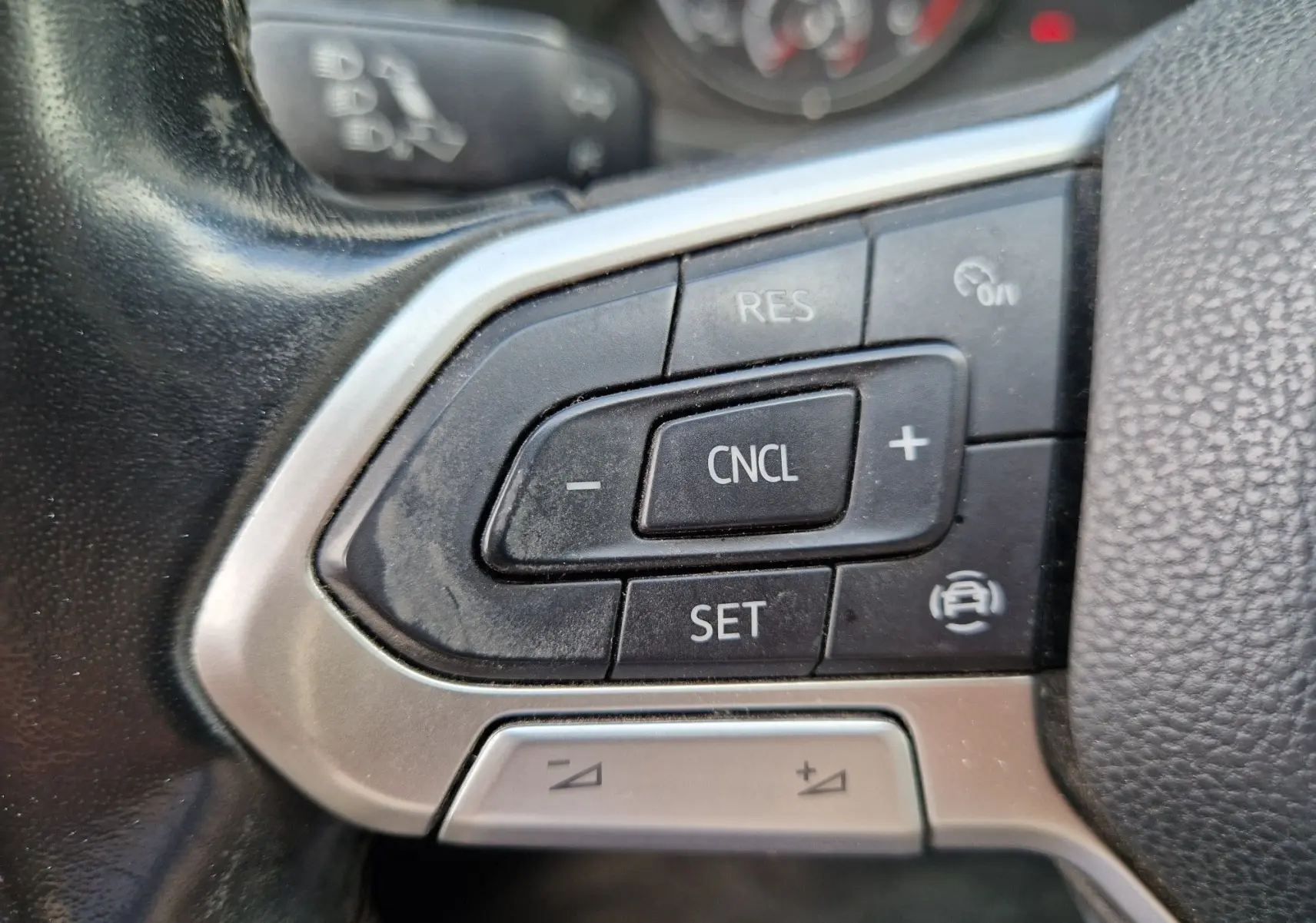 Gros plan sur les commandes du volant multifonction du Volkswagen Transporter noir 2020, version Business Line.