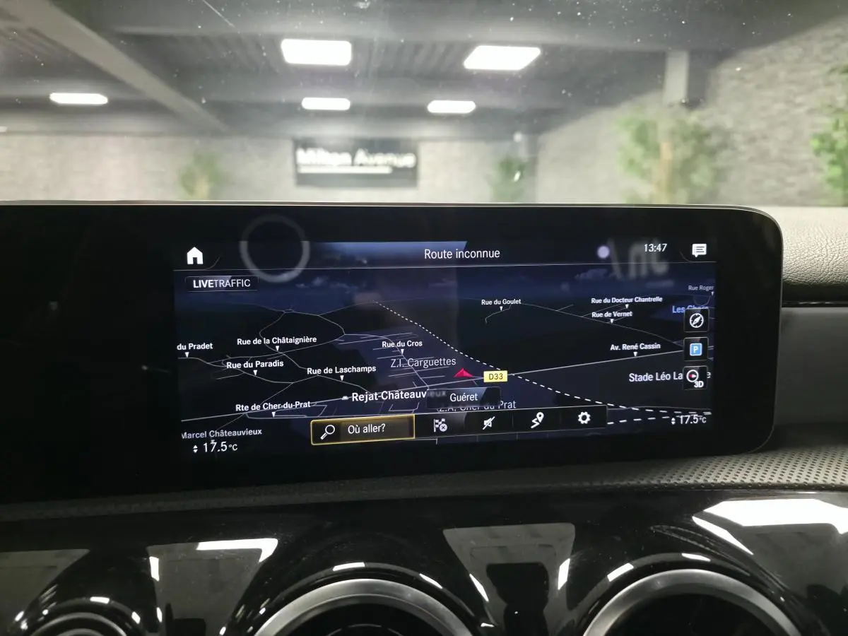 Écran tactile central de navigation MBUX affichant une carte routière dans l'habitacle d'une Mercedes Classe A AMG Line 2019.