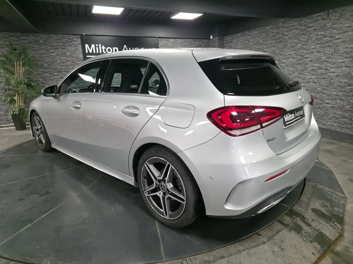 Vue 3/4 arrière droite d'une Mercedes Classe A 200 d AMG Line gris métallisé avec jantes alliage AMG et feux LED distinctifs.