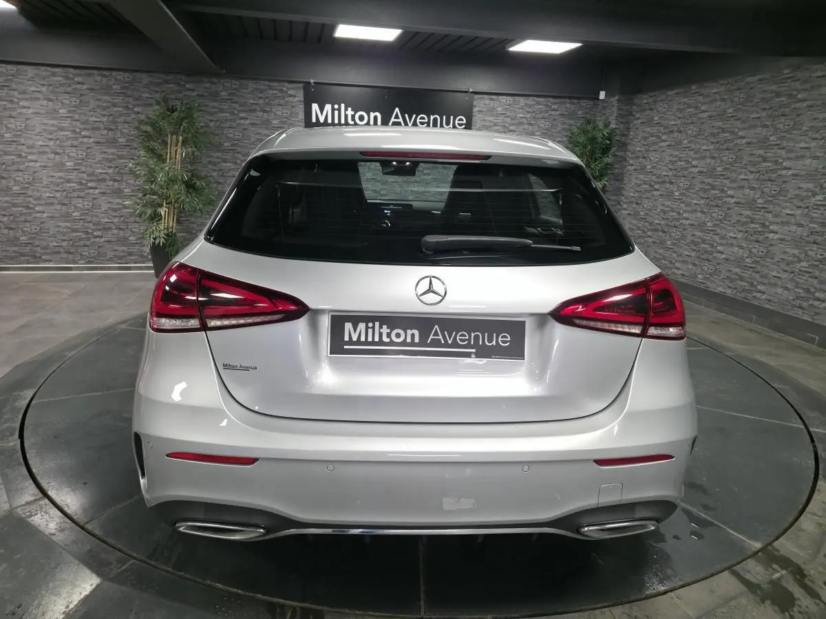 Vue arrière d'une Mercedes Classe A gris métallisé avec feux LED et double sortie d'échappement intégrée AMG.