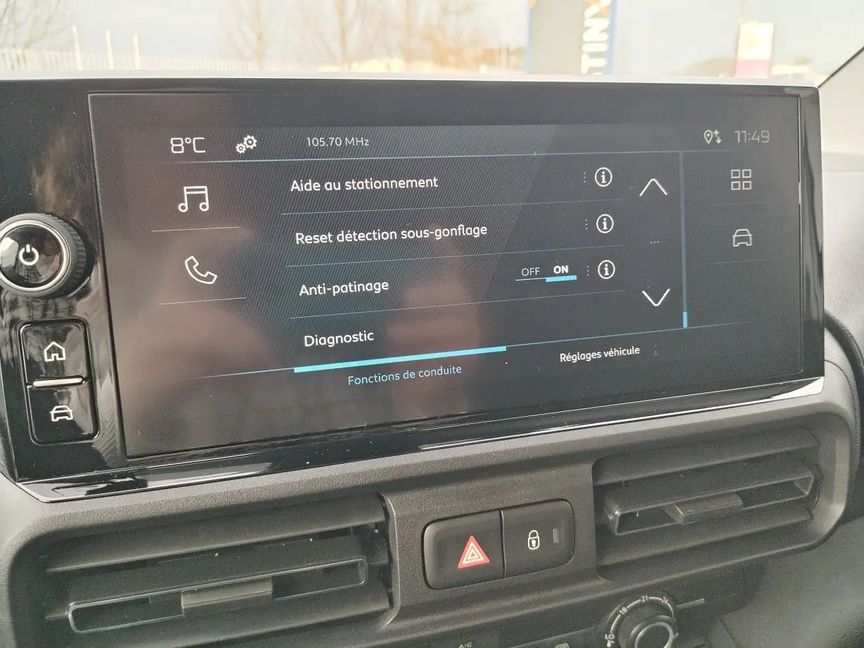 Écran tactile central du Peugeot Partner Fourgon 2025 montrant les options d’aide à la conduite et réglages véhicule.