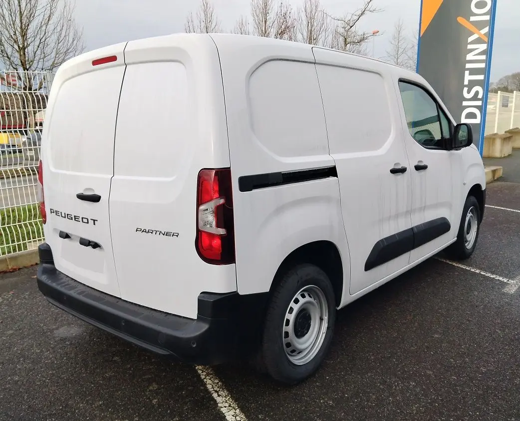 Vue 3/4 arrière droite du Peugeot Partner Fourgon blanc Icy avec portes arrière battantes et protections latérales noires.