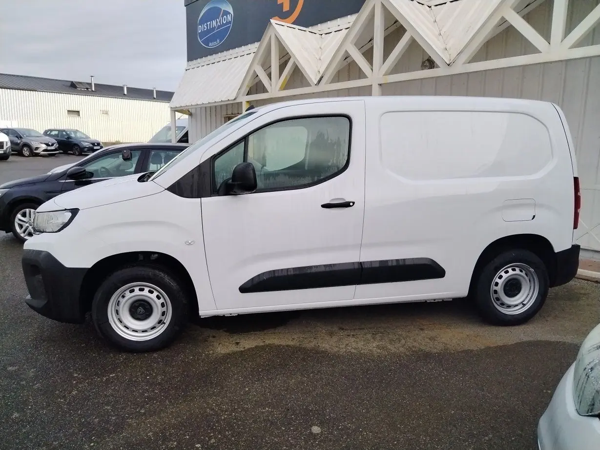 Vue de profil côté gauche d'un Peugeot Partner Fourgon blanc Icy avec porte latérale pleine et jantes acier.