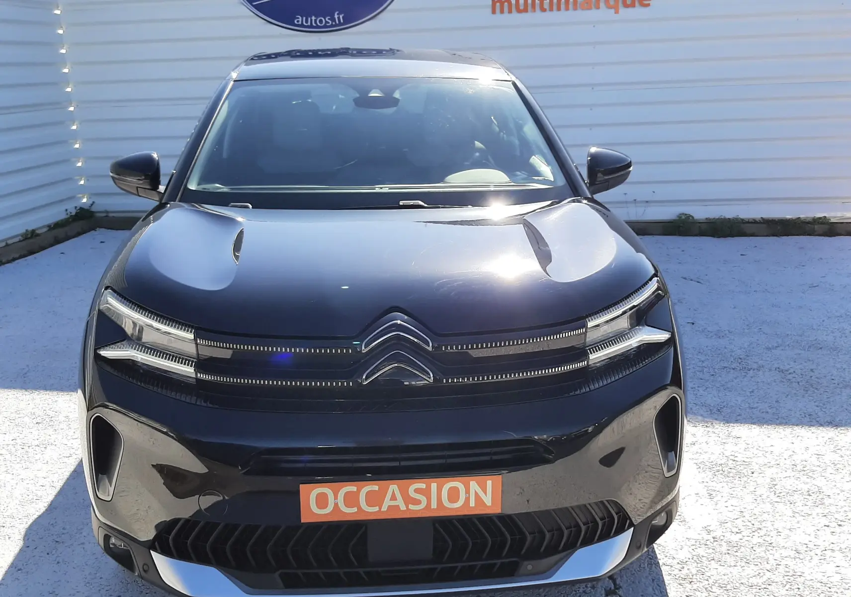 Vue avant d'un Citroën C5 Aircross noir Perla Nera 2024, avec calandre distinctive et plaque "OCCASION" visible.