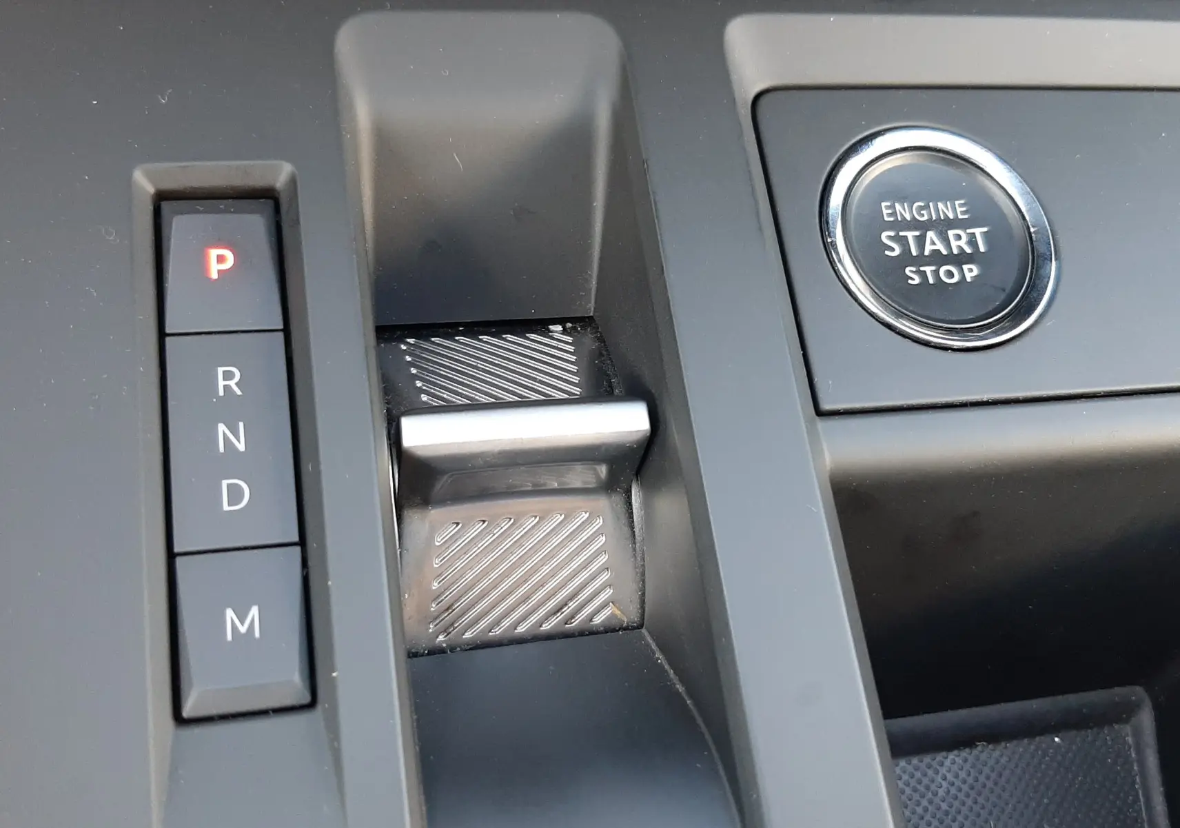 Gros plan sur la console centrale noire du Citroën C5 Aircross 2024, avec sélecteur de boîte auto et bouton start/stop.