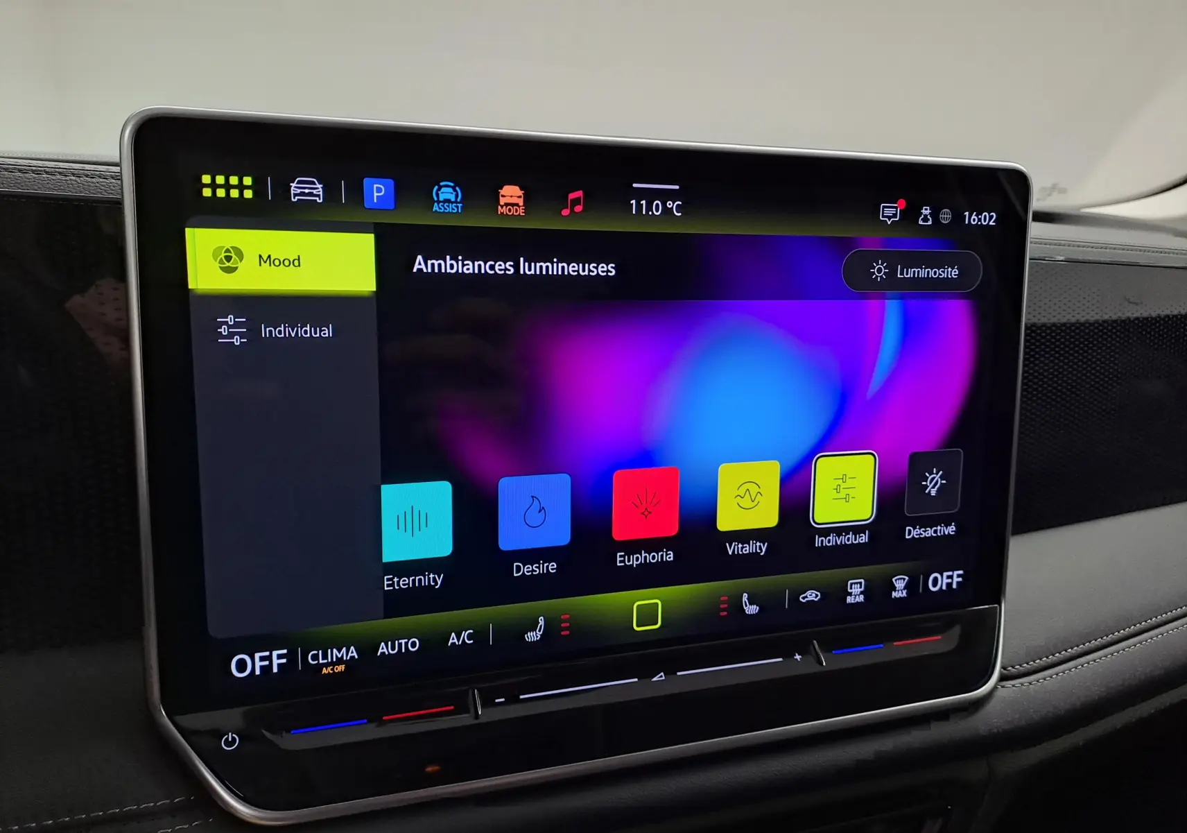 Écran tactile central du Volkswagen Tiguan 2025 affichant les ambiances lumineuses avec interface colorée et commandes climatisation.