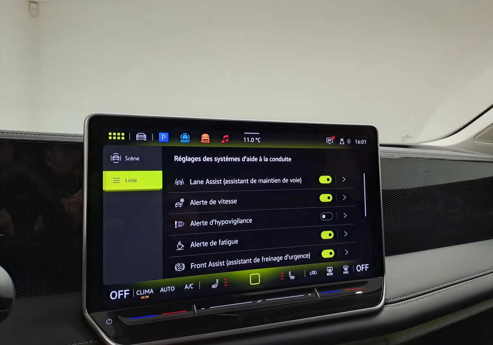 Écran tactile central du Volkswagen Tiguan 2025 affichant les réglages des aides à la conduite dans un intérieur moderne.